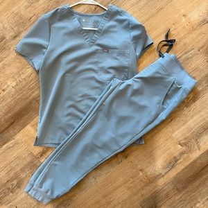 Women’s Figs scrubs. Small regular pants, medium top. Perfect condition!